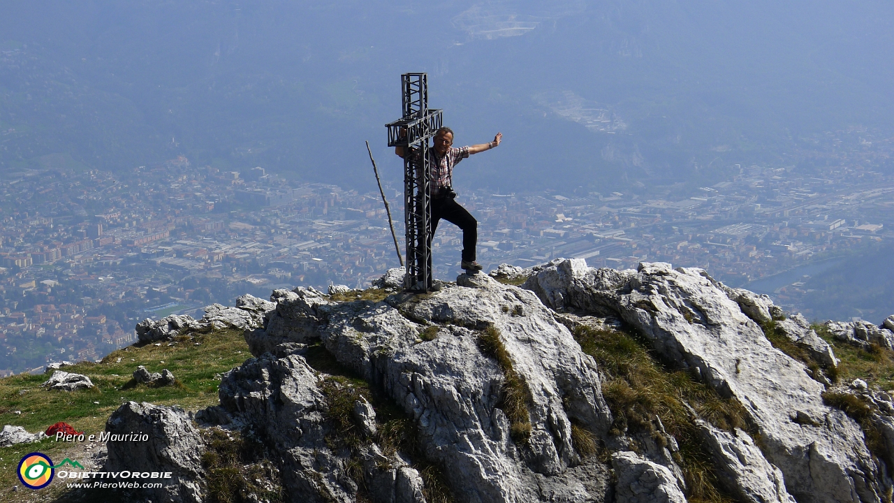 49 Piero alla croce sullo sfondo di Lecco....JPG